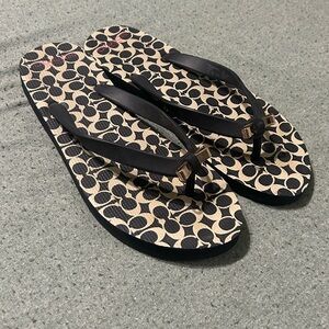 COACH Flip Flops/ Sandals with Signature logo and Gold Metal Bow (sz:7/8)